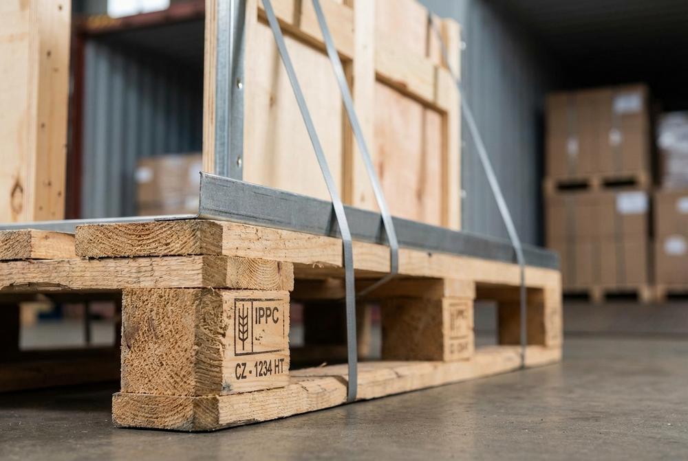 Stohované jednorazove palety připravené pro logistiku, výrobu a e-commerce